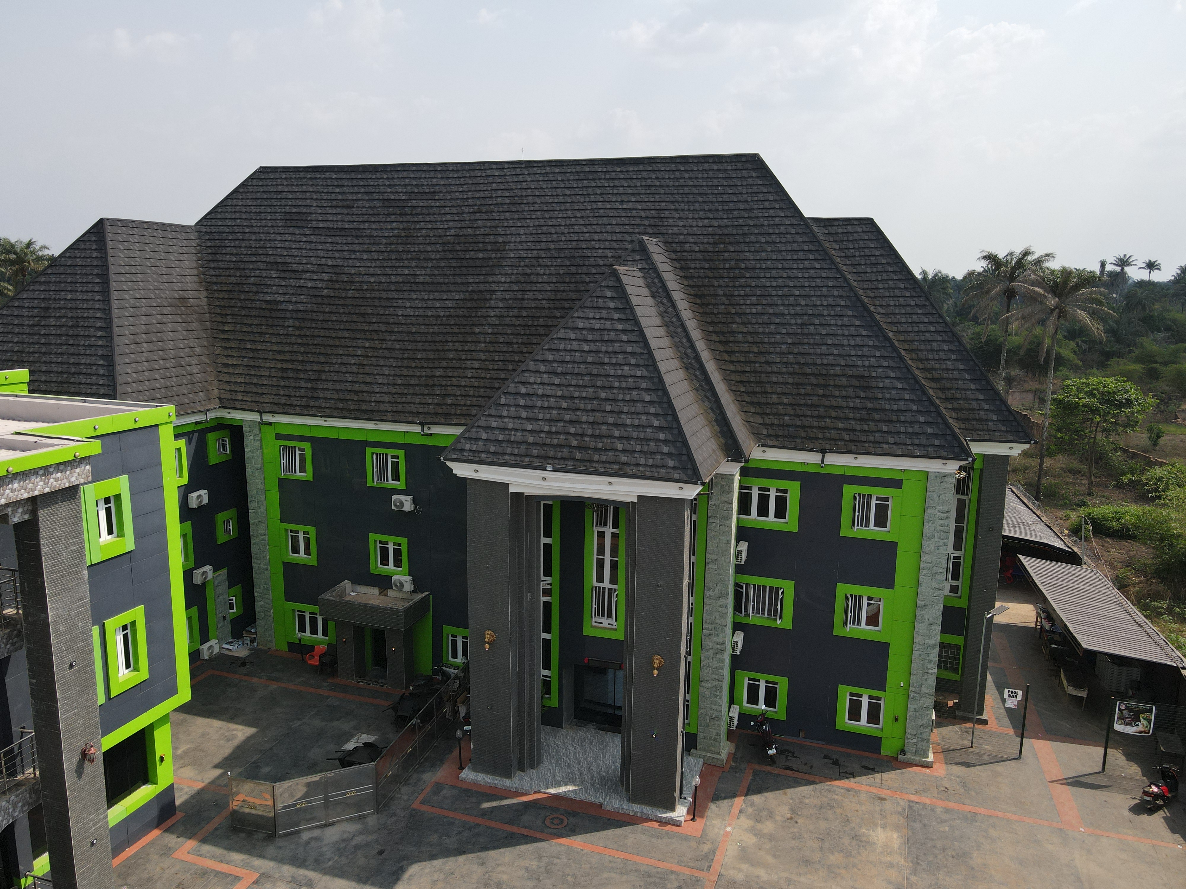 Hotel exterior view (daytime)