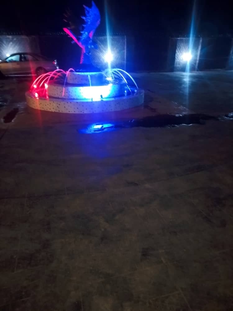 Outdoor statue feature